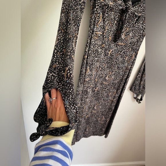 Diane Von Furstenberg Silk Feather Print Midi Body-con Dress in Black Size 4 - Picture 6 of 10